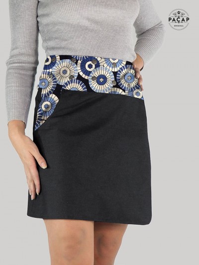 jupe portefeuille en jean noir motif mandala pour femme coupe droite hauteur genoux poche et ceinture boutonnée devant