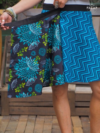 jupe enveloppe genoux réversible bleue imprimé a fleurs blanches et chevrons, coupe fendue taille haute a nouer