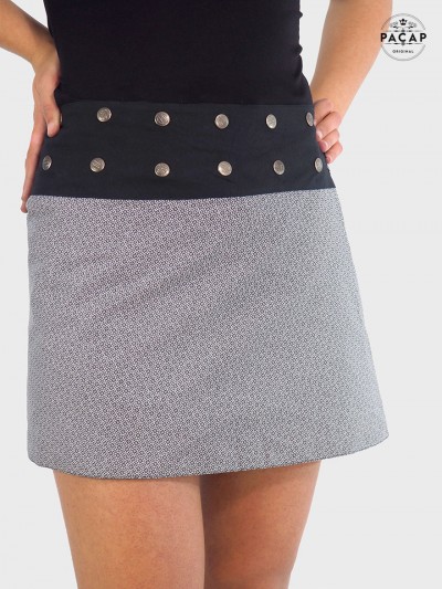 Jupe été courte, boutonnée, jupe noire et blanche micro motif mandala, jupe patineuse fendue a boutons