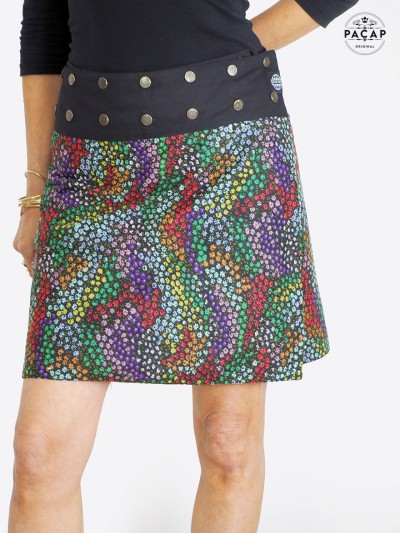 jupe liberty noire fleurs multicolore, jupe droite coupe portefeuille ceinture noire à bouton pression