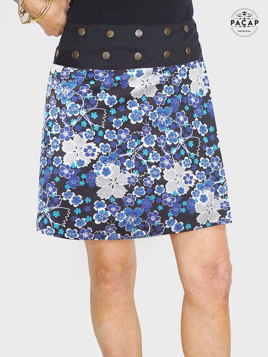 jupe portefeuille bleue en coton imprimé liberty motif a fleurs bleue ceinture avec logo pacap jupe évasée, jupe trapèze
