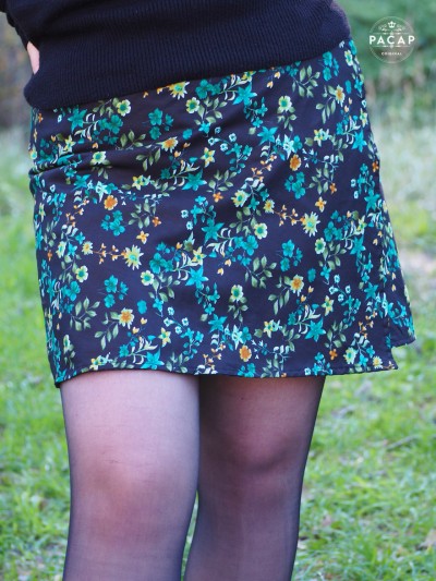 Jupe noire liberty vert, jupe coton à fleurs, jupe trapèze, jupe fendue, jupe asymétrique pour femme.