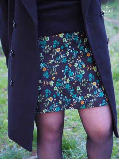 jupe noire en coton motif liberty vert, jupe a fleurs, jupe genoux portefeuille